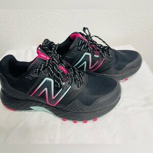 New Balance Women's Black and Pink Athletic Shoes